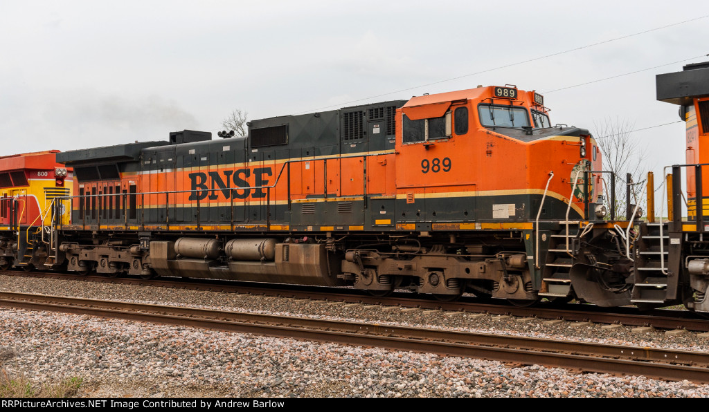 BNSF 989